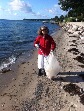 Skjoldmø Karen renser strand juli 2016